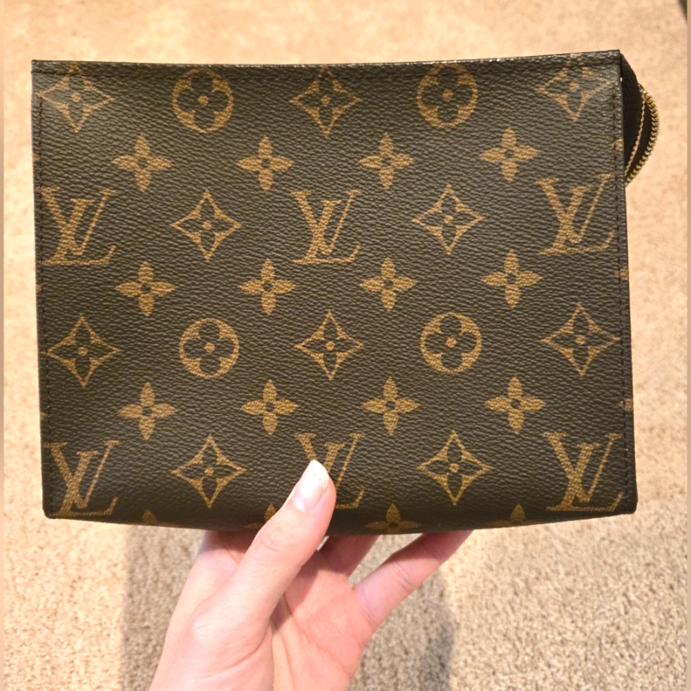 Louis Vuitton Toiletry Pouch 19 - Picture 2 of 6